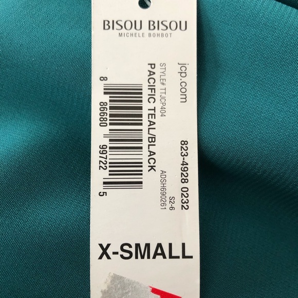 V neck top with black lace detail. Deep V in back - Picture 8 of 8